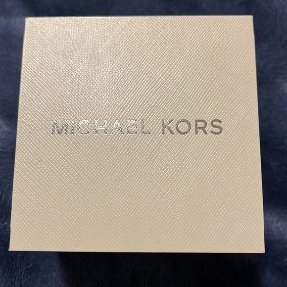 Michael Kors Medium sized Woman’s watch. Never used. Rose Gold - Picture 4 of 7